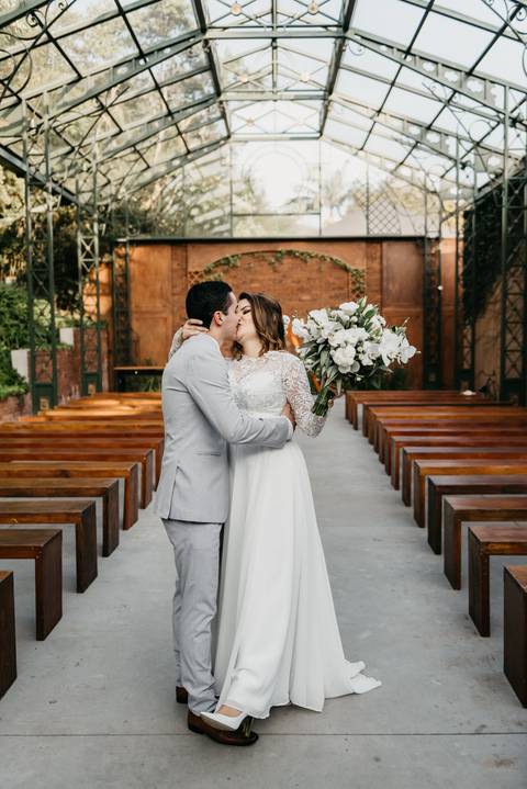 elopement wedding casamento a dois em sao paulo sitio sao jorge sao bernardo do campo votos noivos fotografo de casamento de dia diurno decoracao rustica paleta verde e branca casamento buque da noiva '