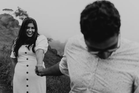 ensaio de casal pre casamento na montanha em dia nublado no pico olho dagua em mairipora ensaio com nuvens na montanha'
