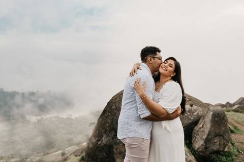 ensaio de casal pre casamento na montanha em dia nublado no pico olho dagua em mairipora ensaio com nuvens na montanha'