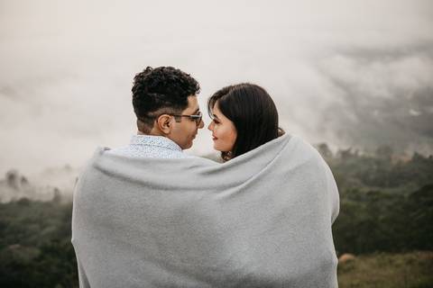 ensaio de casal pre casamento na montanha em dia nublado no pico olho dagua em mairipora ensaio com nuvens na montanha'