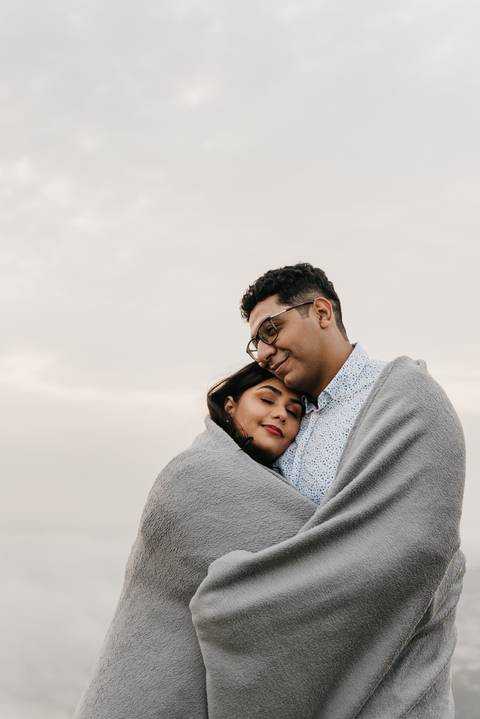 ensaio de casal pre casamento na montanha em dia nublado no pico olho dagua em mairipora ensaio com nuvens na montanha'