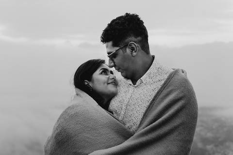 ensaio de casal pre casamento na montanha em dia nublado no pico olho dagua em mairipora ensaio com nuvens na montanha'