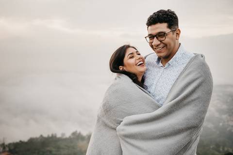 ensaio de casal pre casamento na montanha em dia nublado no pico olho dagua em mairipora ensaio com nuvens na montanha'