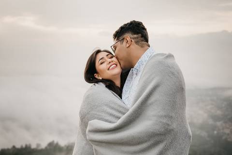 ensaio de casal pre casamento na montanha em dia nublado no pico olho dagua em mairipora ensaio com nuvens na montanha'