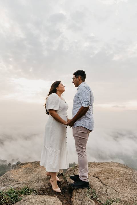 ensaio de casal pre casamento na montanha em dia nublado no pico olho dagua em mairipora ensaio com nuvens na montanha'