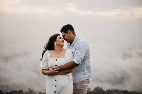 ensaio de casal pre casamento na montanha em dia nublado no pico olho dagua em mairipora ensaio com nuvens na montanha'