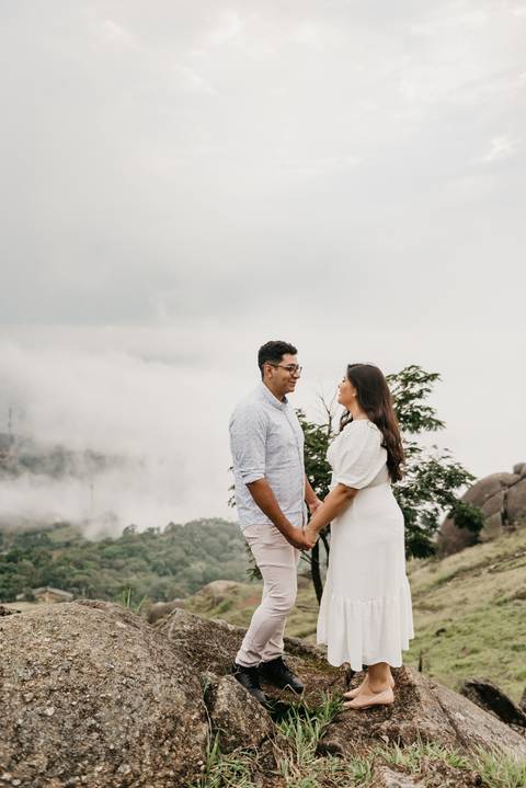 ensaio de casal pre casamento na ensaio de casal pre casamento na montanha em dia nublado no pico olho dagua em mairipora ensaio com nuvens na montanha'