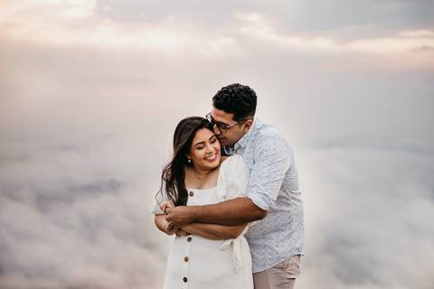 ensaio de casal pre casamento na montanha em dia nublado no pico olho dagua em mairipora ensaio com nuvens na montanha'