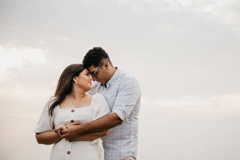 ensaio de casal pre casamento na montanha em dia nublado no pico olho dagua em mairipora ensaio com nuvens na montanha'