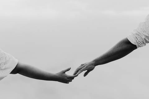 ensaio de casal pre casamento na montanha em dia nublado no pico olho dagua em mairipora ensaio com nuvens na montanha'