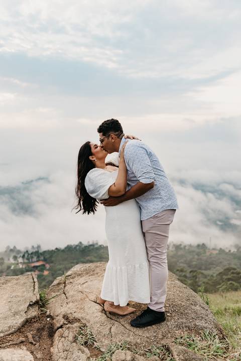 ensaio de casal pre casamento na montanha em dia nublado no pico olho dagua em mairipora ensaio com nuvens na montanha'