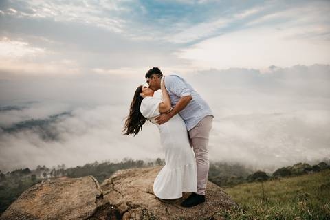 ensaio de casal pre casamento na montanha em dia nublado no pico olho dagua em mairipora ensaio com nuvens na montanha'