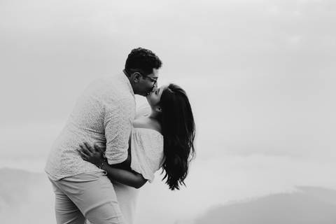 ensaio de casal pre casamento na montanha em dia nublado no pico olho dagua em mairipora ensaio com nuvens na montanha'