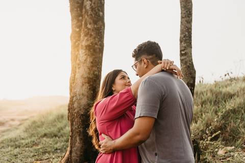ensaio de casal pre casamento na montanha em dia nublado no pico olho dagua em mairipora ensaio com nuvens na montanha'