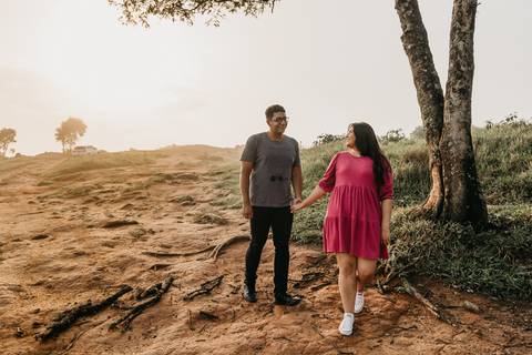 ensaio de casal pre casamento na montanha em dia nublado no pico olho dagua em mairipora ensaio com nuvens na montanha'