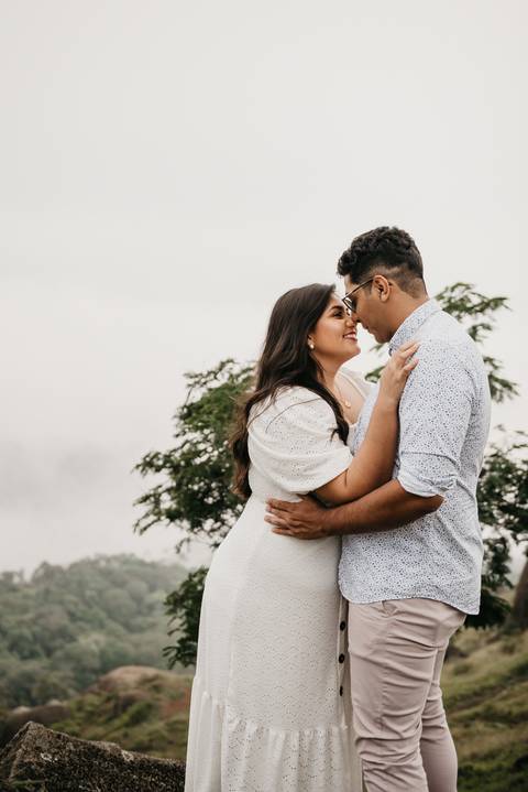ensaio de casal pre casamento na montanha em dia nublado no pico olho dagua em mairipora ensaio com nuvens na montanha'