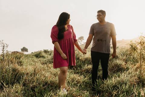 ensaio de casal pre casamento na montanha em dia nublado no pico olho dagua em mairipora ensaio com nuvens na montanha'