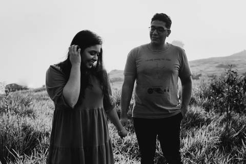 ensaio de casal pre casamento na montanha em dia nublado no pico olho dagua em mairipora ensaio com nuvens na montanha'