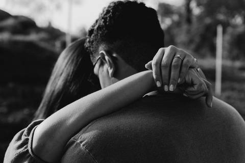 ensaio de casal pre casamento na montanha em dia nublado no pico olho dagua em mairipora ensaio com nuvens na montanha'