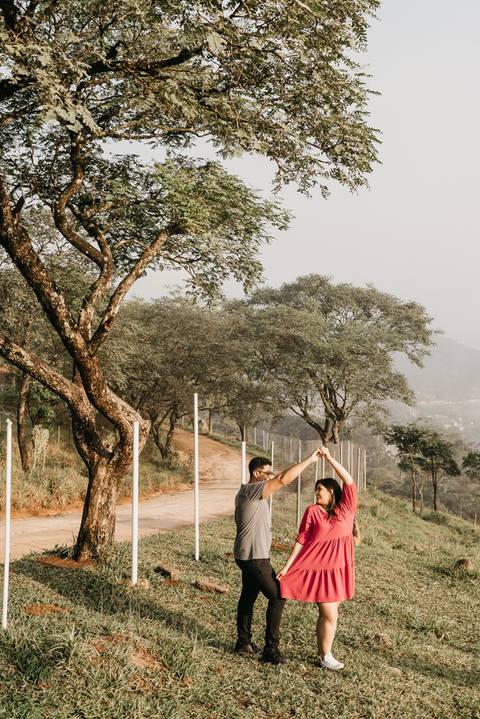 ensaio de casal pre casamento na montanha em dia nublado no pico olho dagua em mairipora ensaio com nuvens na montanha'