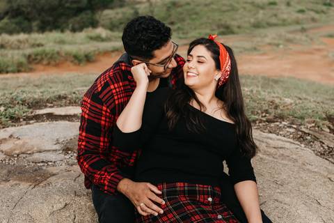 ensaio de casal pre casamento na montanha em dia nublado no pico olho dagua em mairipora ensaio com nuvens na montanha'