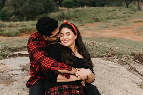 ensaio de casal pre casamento na montanha em dia nublado no pico olho dagua em mairipora ensaio com nuvens na montanha'