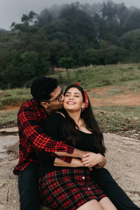 ensaio de casal pre casamento na montanha em dia nublado no pico olho dagua em mairipora ensaio com nuvens na montanha'
