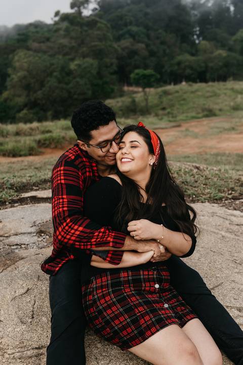 ensaio de casal pre casamento na montanha em dia nublado no pico olho dagua em mairipora ensaio com nuvens na montanha'