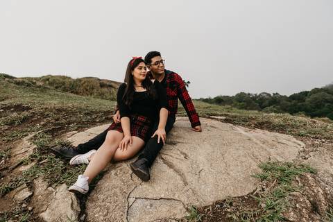 ensaio de casal pre casamento na montanha em dia nublado no pico olho dagua em mairipora ensaio com nuvens na montanha'