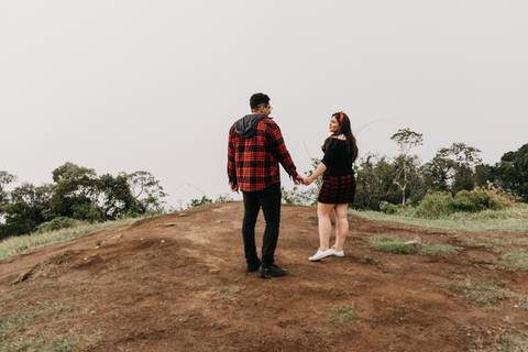 ensaio de casal pre casamento na montanha em dia nublado no pico olho dagua em mairipora ensaio com nuvens na montanha'