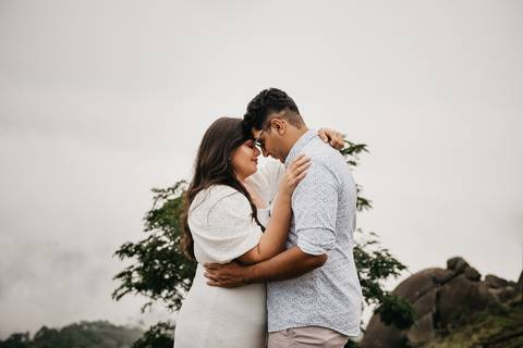 ensaio de casal pre casamento na montanha em dia nublado no pico olho dagua em mairipora ensaio com nuvens na montanha'