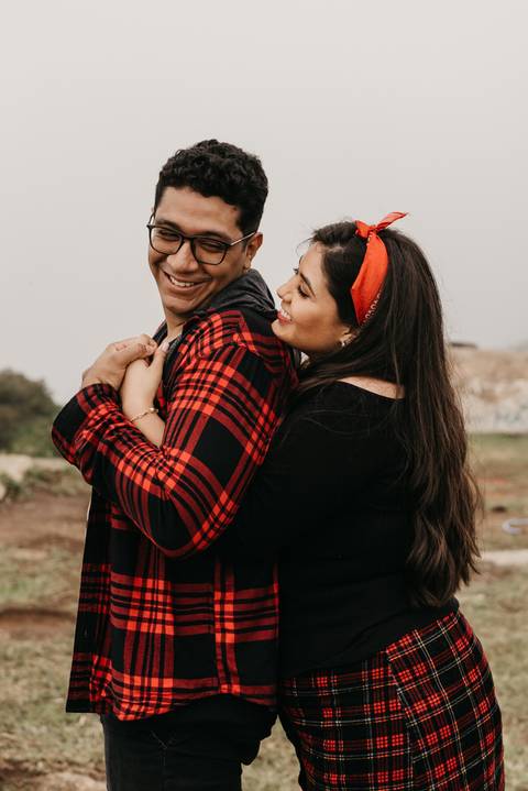 ensaio de casal pre casamento na montanha em dia nublado no pico olho dagua em mairipora ensaio com nuvens na montanha'