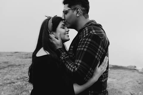 ensaio de casal pre casamento na montanha em dia nublado no pico olho dagua em mairipora ensaio com nuvens na montanha'