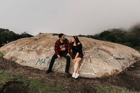 ensaio de casal pre casamento na montanha em dia nublado no pico olho dagua em mairipora ensaio com nuvens na montanha'