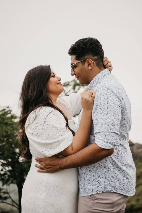 ensaio de casal pre casamento na montanha em dia nublado no pico olho dagua em mairipora ensaio com nuvens na montanha'