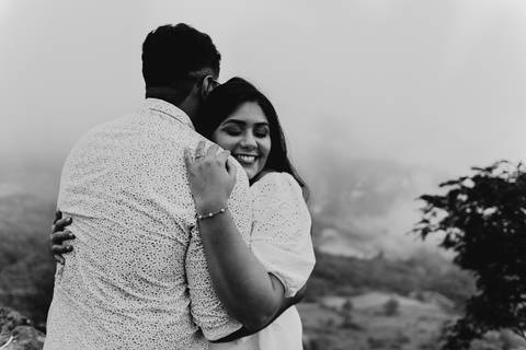 ensaio de casal pre casamento na montanha em dia nublado no pico olho dagua em mairipora ensaio com nuvens na montanha'