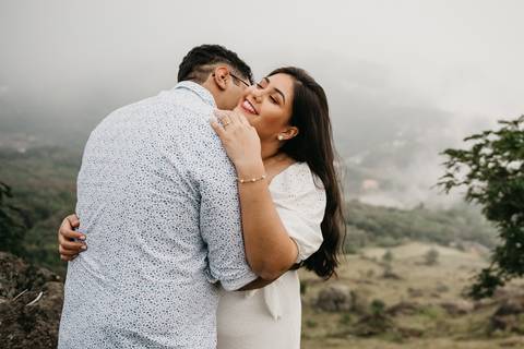 ensaio de casal pre casamento na montanha em dia nublado no pico olho dagua em mairipora ensaio com nuvens na montanha'