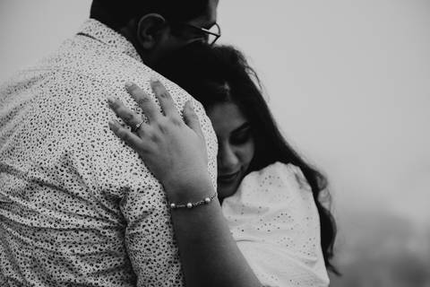 ensaio de casal pre casamento na montanha em dia nublado no pico olho dagua em mairipora ensaio com nuvens na montanha'