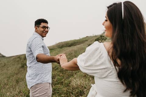 ensaio de casal pre casamento na montanha em dia nublado no pico olho dagua em mairipora ensaio com nuvens na montanha'
