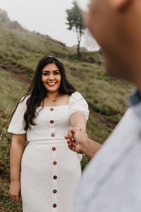 ensaio de casal pre casamento na montanha em dia nublado no pico olho dagua em mairipora ensaio com nuvens na montanha'