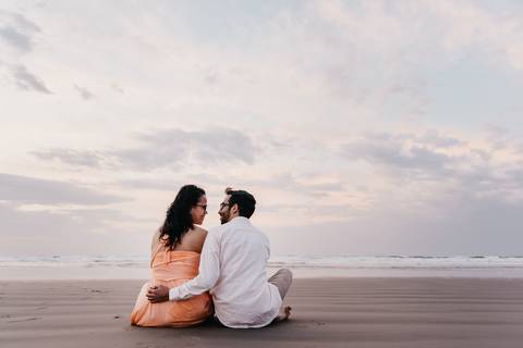 ensaio de casal na praia ensaio pre wedding ensaio pre casamento na praia bertioga ensaio na praia no nascer do sol ensaio de casal no por do sol ensaio na praia'