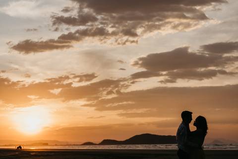 ensaio de casal na praia ensaio pre wedding ensaio pre casamento na praia bertioga ensaio na praia no nascer do sol ensaio de casal no por do sol ensaio na praia'