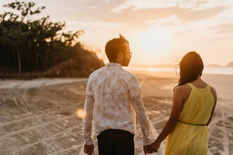 ensaio de casal na praia ensaio pre wedding ensaio pre casamento na praia bertioga ensaio na praia no nascer do sol ensaio de casal no por do sol ensaio na praia'
