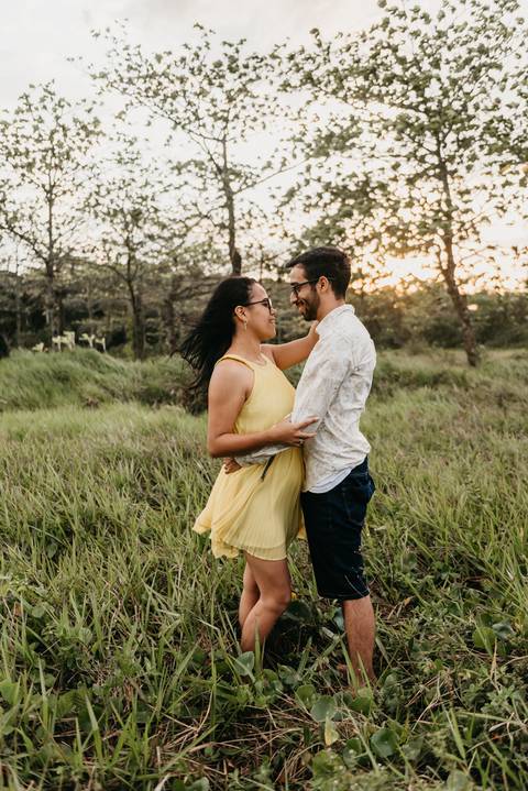 ensaio de casal na praia ensaio pre wedding ensaio pre casamento na praia bertioga ensaio na praia no nascer do sol ensaio de casal no por do sol ensaio na praia'
