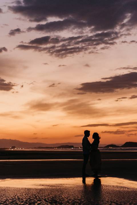 ensaio de casal na praia ensaio pre wedding ensaio pre casamento na praia bertioga ensaio na praia no nascer do sol ensaio de casal no por do sol ensaio na praia'