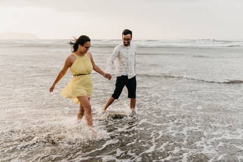ensaio de casal na praia ensaio pre wedding ensaio pre casamento na praia bertioga ensaio na praia no nascer do sol ensaio de casal no por do sol ensaio na praia'