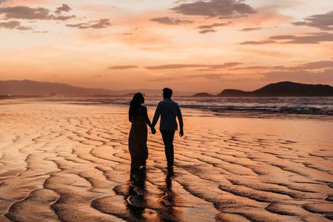 ensaio de casal na praia ensaio pre wedding ensaio pre casamento na praia bertioga ensaio na praia no nascer do sol ensaio de casal no por do sol ensaio na praia'