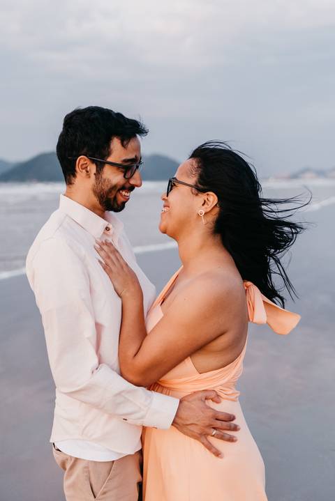 ensaio de casal na praia ensaio pre wedding ensaio pre casamento na praia bertioga ensaio na praia no nascer do sol ensaio de casal no por do sol ensaio na praia'
