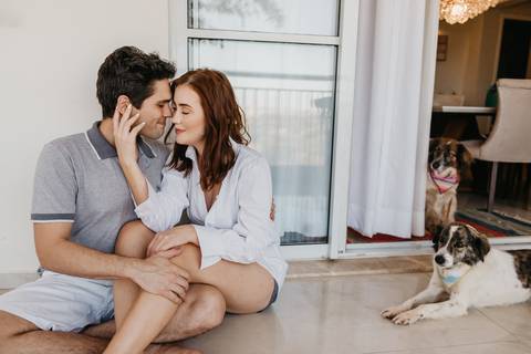 ensaio de casal em casa com cachorros ensaio com cachorros ensaio em casa ensaio villa do golfe ribeirao preto'