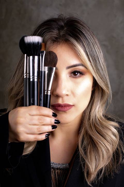 fotos profissionais, foto profissional, foto para perfil, fotografia de retrato, fotografia profissional, sessão de estúdio, estúdio fotográfico em maringa
'